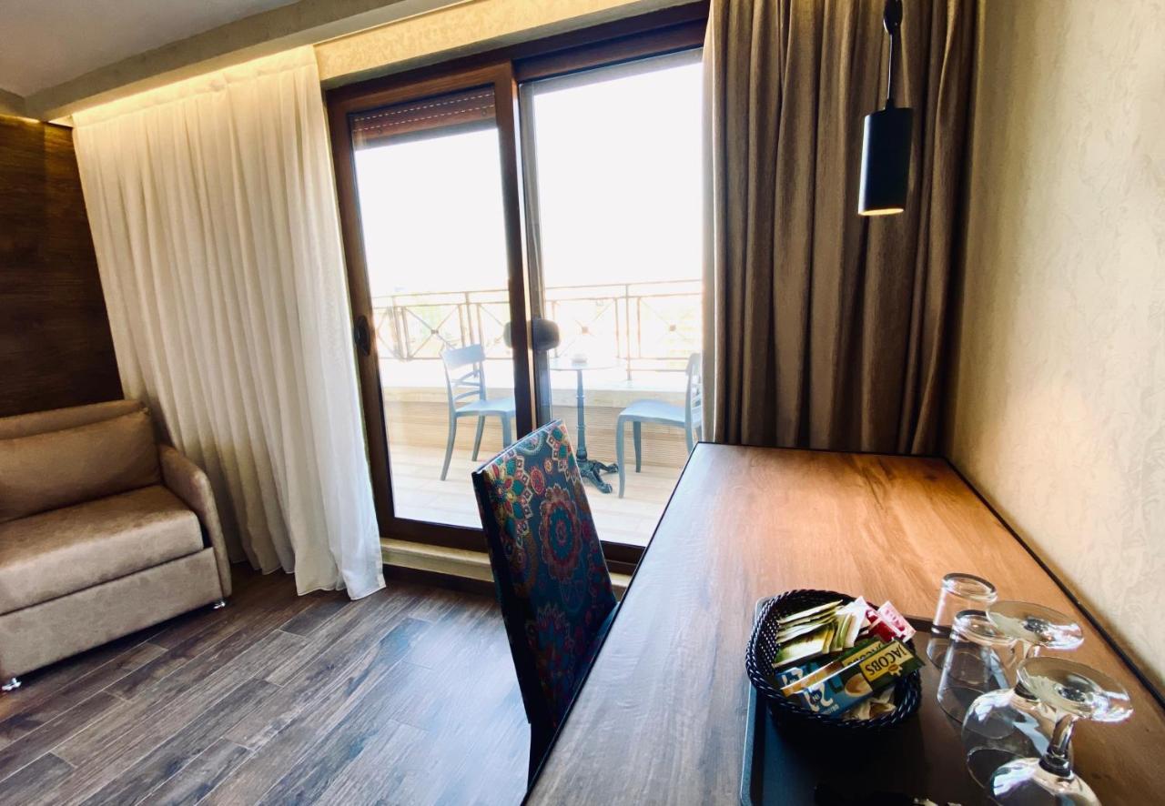 Deluxe Rooms In Blloku Area Тирана Экстерьер фото